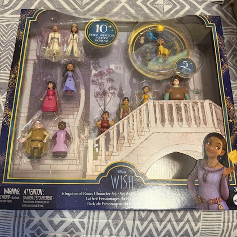 Disney's Wish Kingdom of Rosas Doll Set, 10 Posable Dolls & 5 Friend Figures 